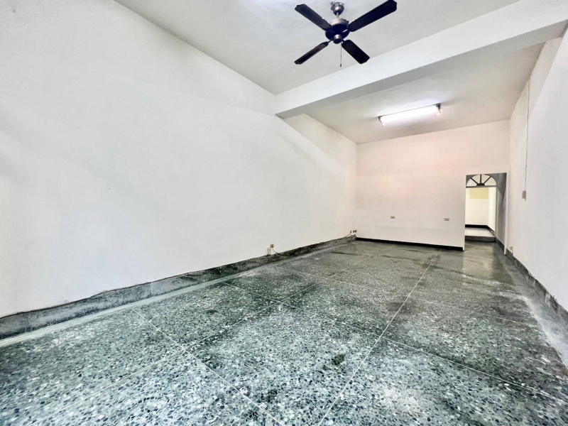 嘉義市興嘉國小透天店住  可做生意門前可停車