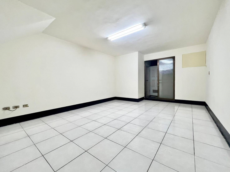 嘉義市興嘉國小透天店住  可做生意門前可停車