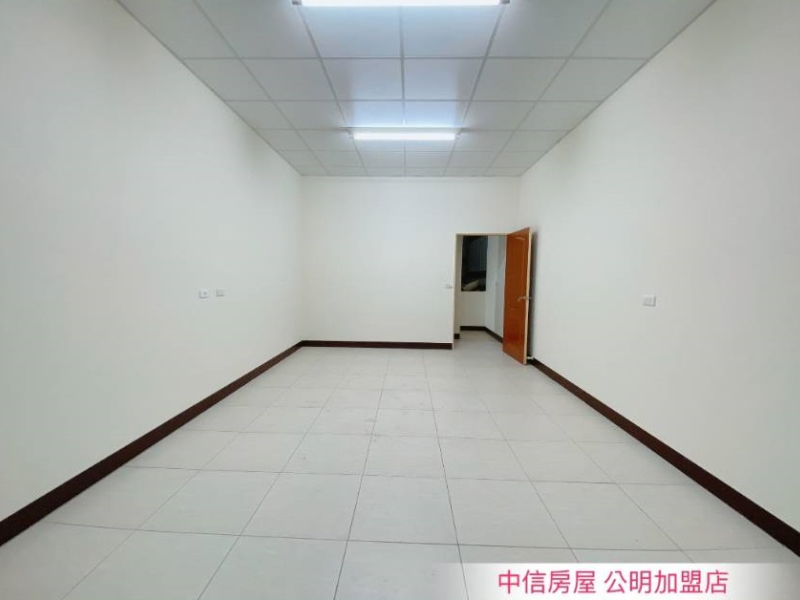 嘉義市玉山路(*)郵政總局透天店住(*)   可當公司行號租售皆可