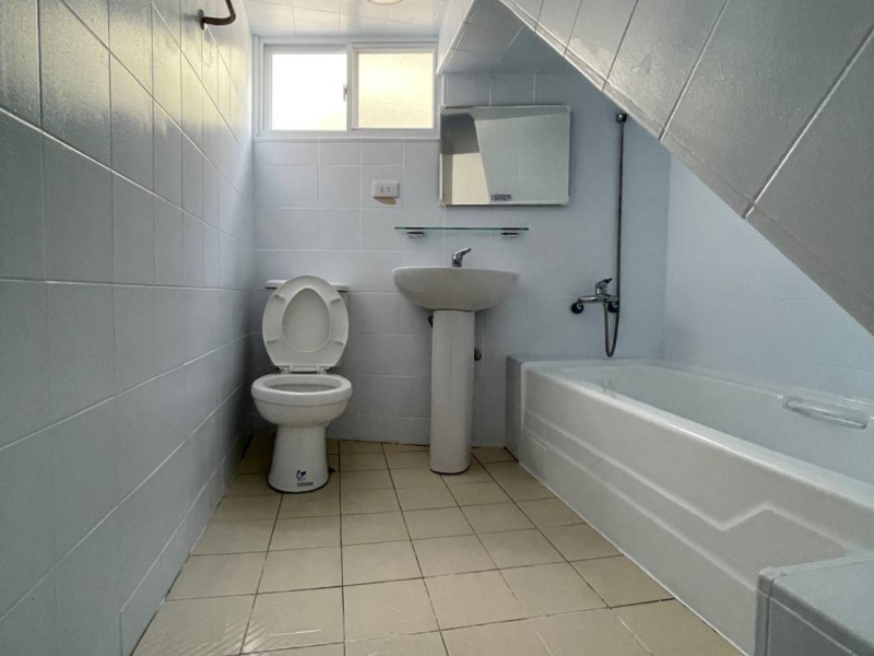 嘉義市西區🏠友孝路邊間透天店面  好停車近後火車站