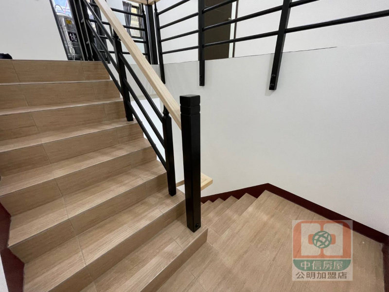 嘉義市東區義教街雙車庫別墅  大地坪大面寬有孝親房