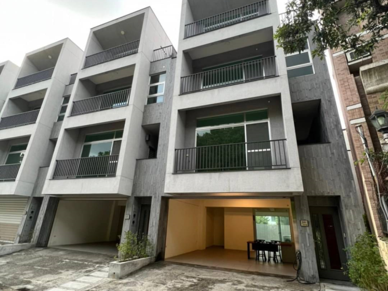 嘉義市東區大雅路全新大店住(二)  可停室內雙車室外雙車