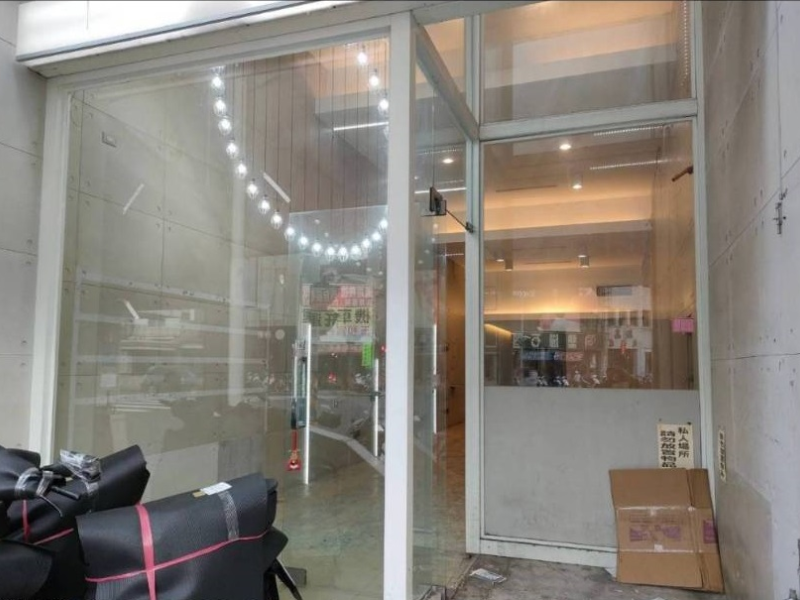 嘉義市正火車站漂亮鑽石店面  大馬路邊車潮人潮錢潮