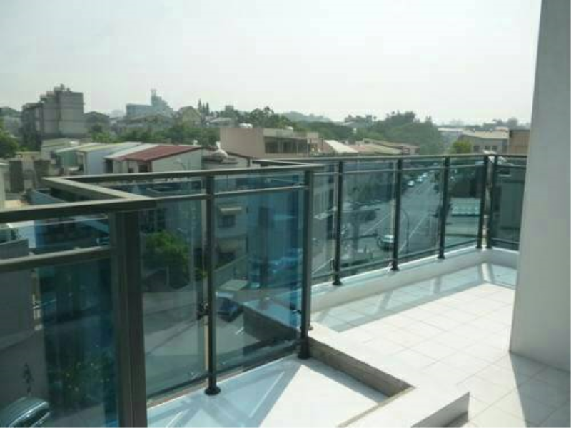 嘉義市東區義教東路全新透天大店面 有6人坐電梯